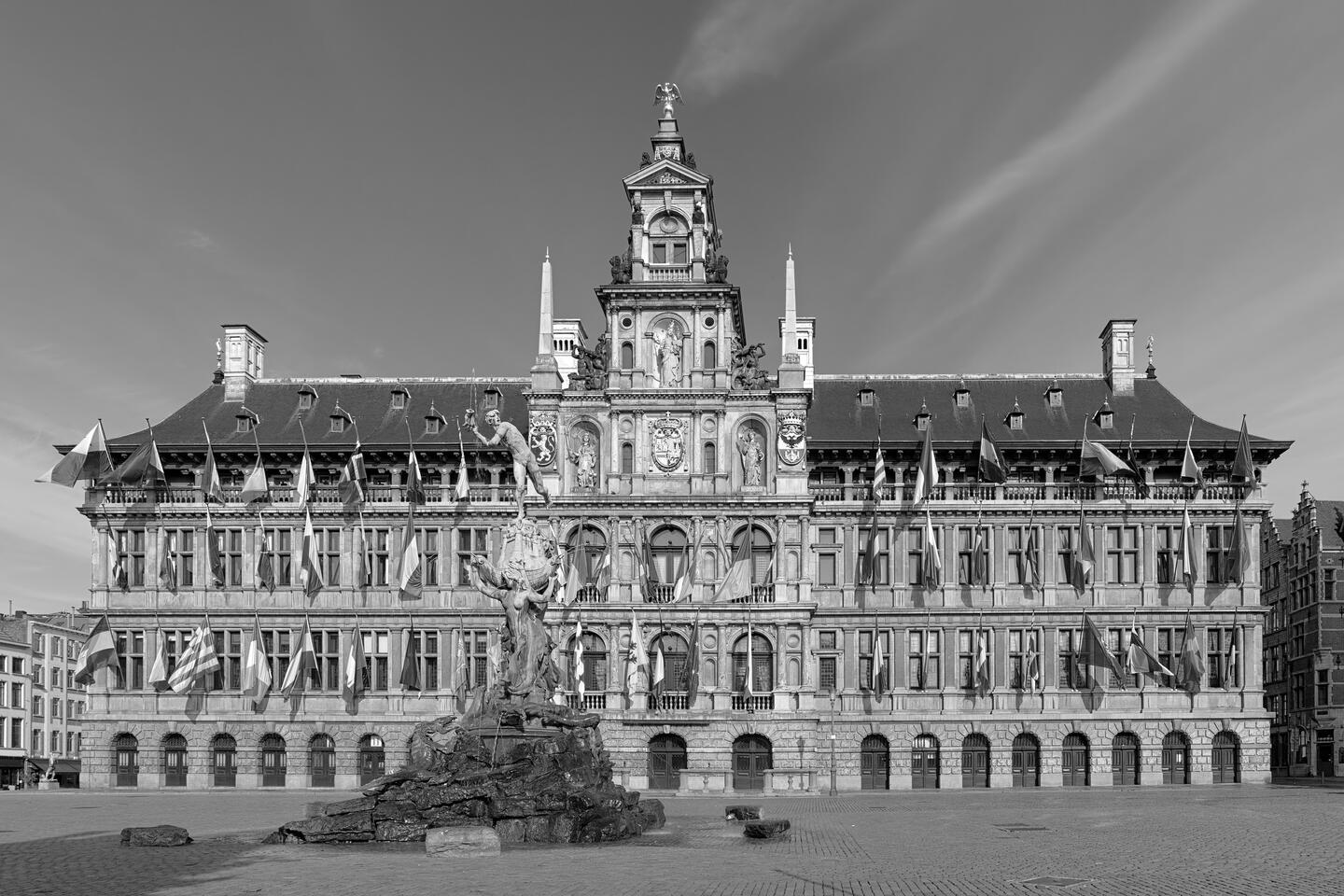 Das Rathaus am Grote Markt mit dem Brabo-Brunnen im Vordergrund