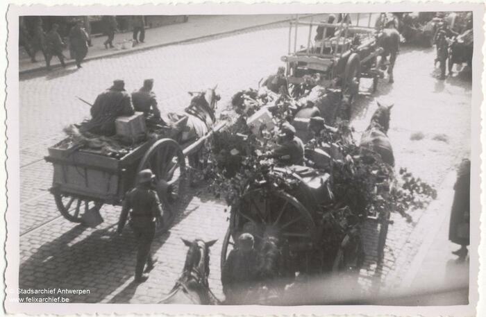 Soldaten mit Pferd und Wagen auf der Straße