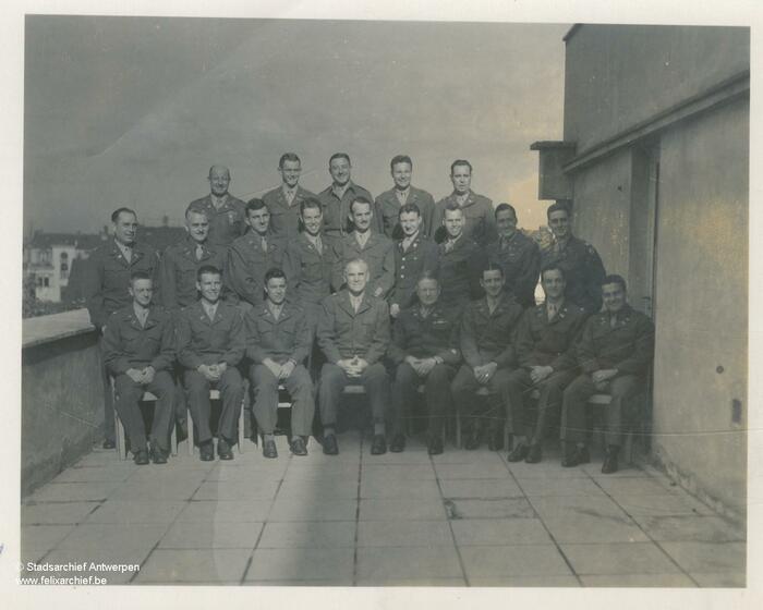 Gruppenfoto von General Armstrong und Antwerp X
