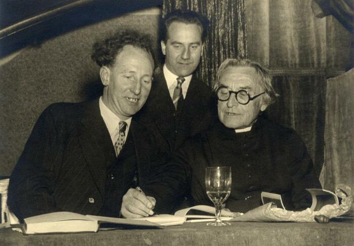 Rob Van Roosbroeck (links) und Jan Timmermans (Mitte) neben Kaplan Cyriel Verschaeve (rechts)