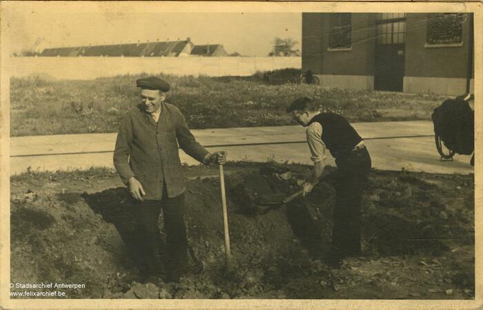 Zwei Männer arbeiten mit einer Schaufel auf dem Acker