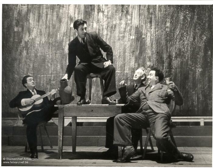 Schauspieler auf der Bühne bei der Aufführung des Stücks „Het spel van Dr. Faust”