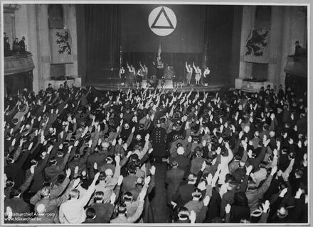 Ein Saal voller sitzender Menschen