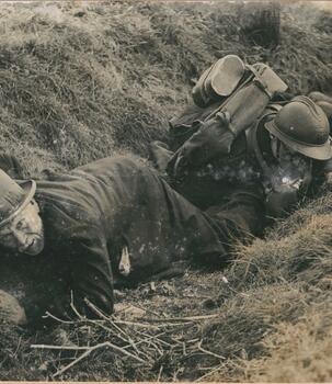Fliehende Antwerpener in einem Graben