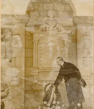 Camille Huysmans vor einem Denkmal in London