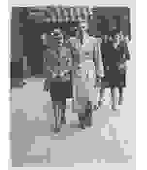 Jüdisches Paar mit einem Davidstern auf der Kleidung geht auf der De Keyserlei spazieren