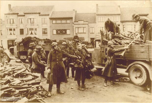 Soldaten ergeben sich und stapeln Waffen