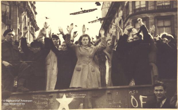 Eine Gruppe von Menschen mit erhobenen Händen