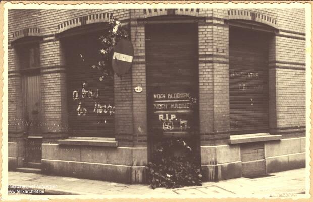 Haus beschmiert mit dem Tekst: „A bas les noirs”