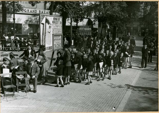Freiwillige stehen in einer Reihe, um sich melden