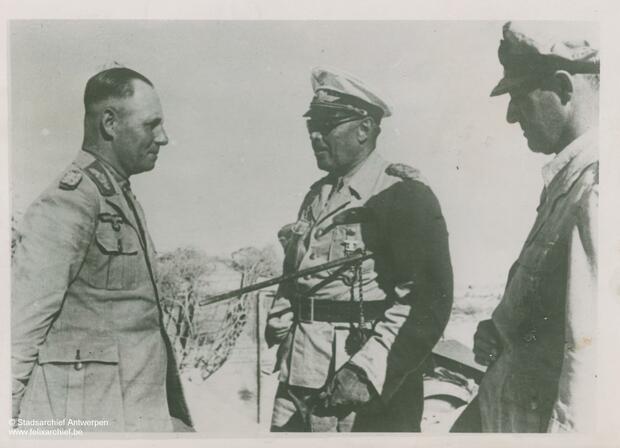 General Erwin Rommel steht im ägyptischen El Alamein zwei Generälen gegenüber