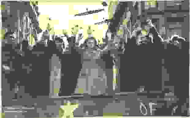 Eine Gruppe von Menschen mit erhobenen Händen