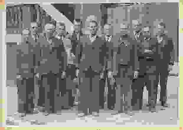 Gruppenfoto der zurückkehrenden flämischen Nationalisten