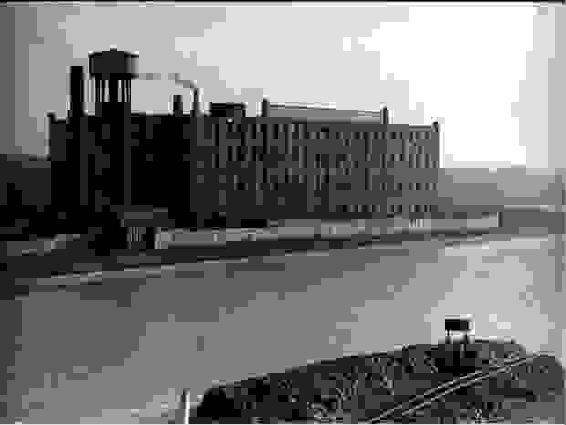 Uniformfabrik in Merksem am Kanal