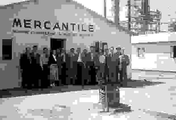 Arbeiter vor der Firma Mercantile