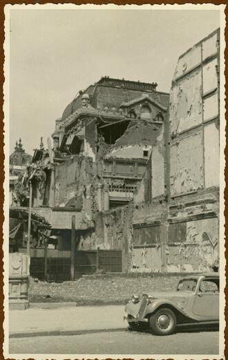 Das Kino „Cinema Rex“ wird durch eine V2-Bombe zerstört